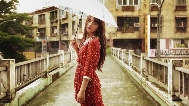 雨天红裙少女配雨伞桥梁 这款电脑壁纸太绝了