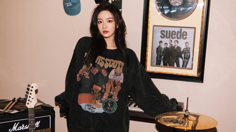 黑色衣服搭配音乐的个性美女高清壁纸推荐