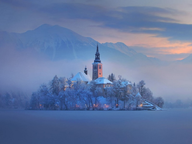斯洛文尼亚布莱德湖冬日雪景 电脑桌面动漫壁纸来了