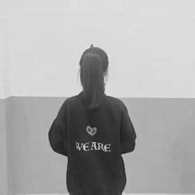 24张高清黑白背影情侣头像 一左一右超适配