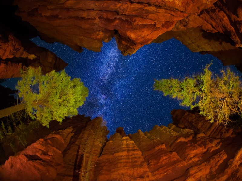 美国犹他州夜晚山景岩石树景电脑壁纸推荐