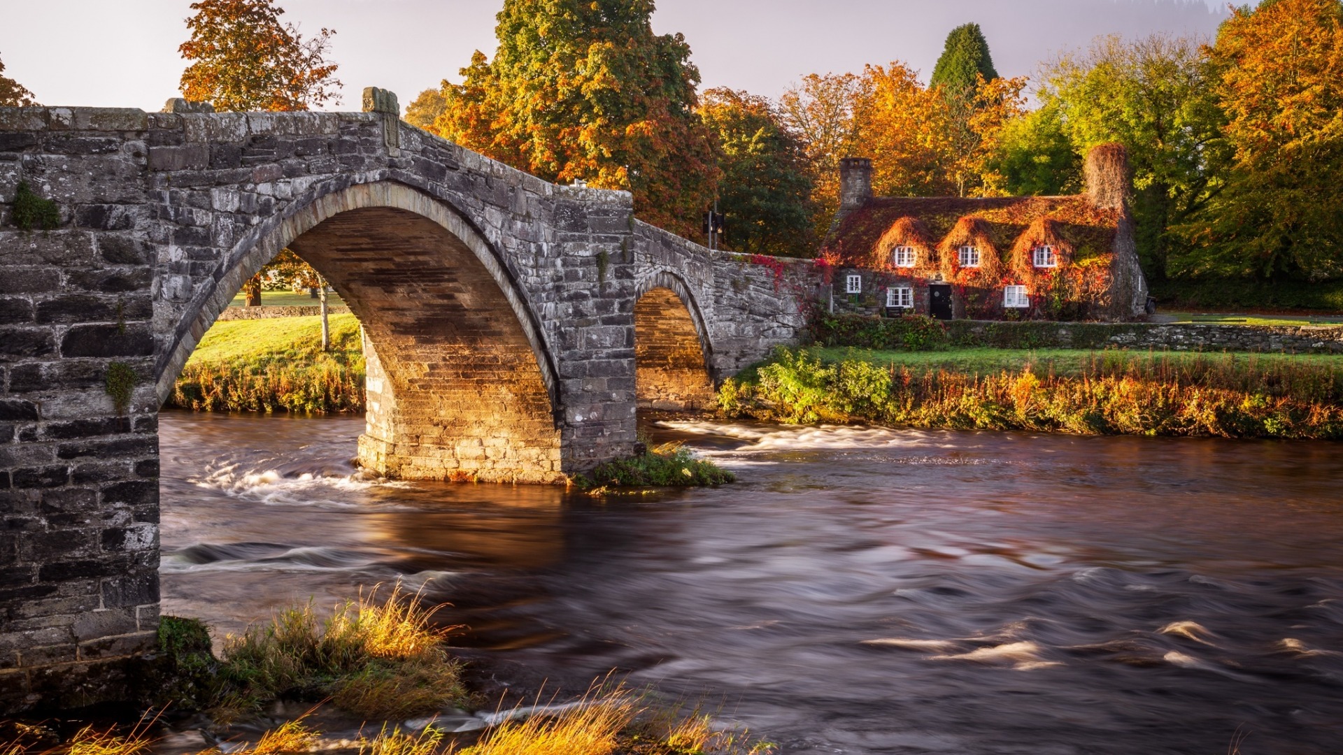 秋日童话风景壁纸：带河流房屋森林的电脑桌面图