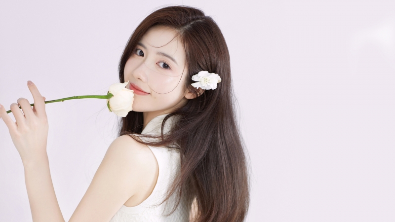 带鲜花的清新回眸美女 多款4K高清壁纸可下载