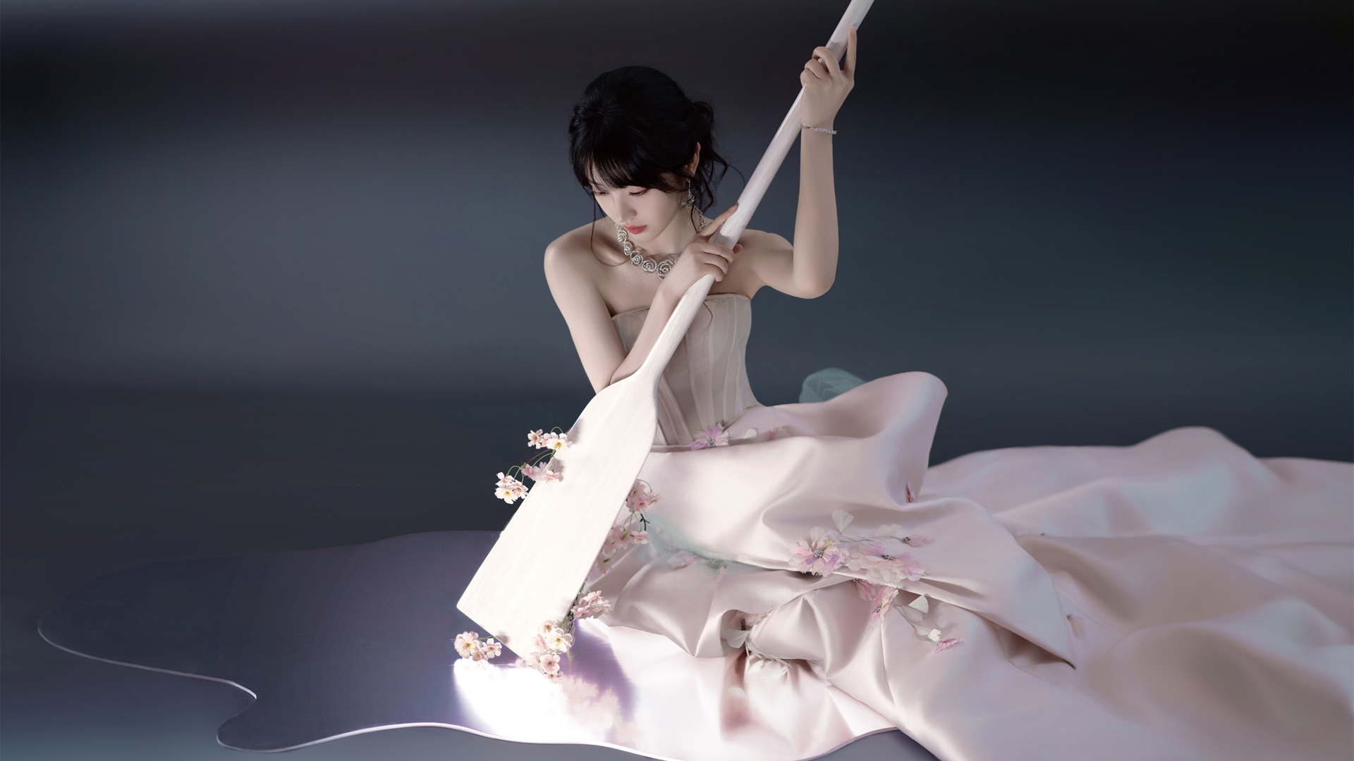 田曦薇穿粉长裙配船桨 这套唯美壁纸适配多款电脑屏幕
