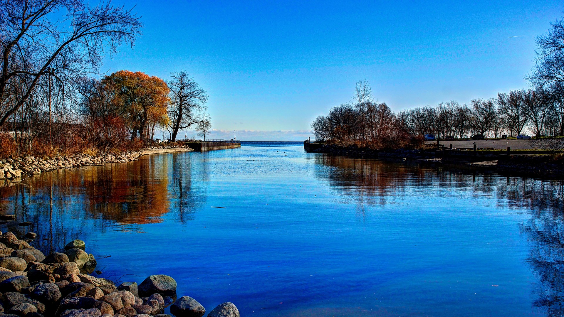 秋日海岸蓝天风景壁纸