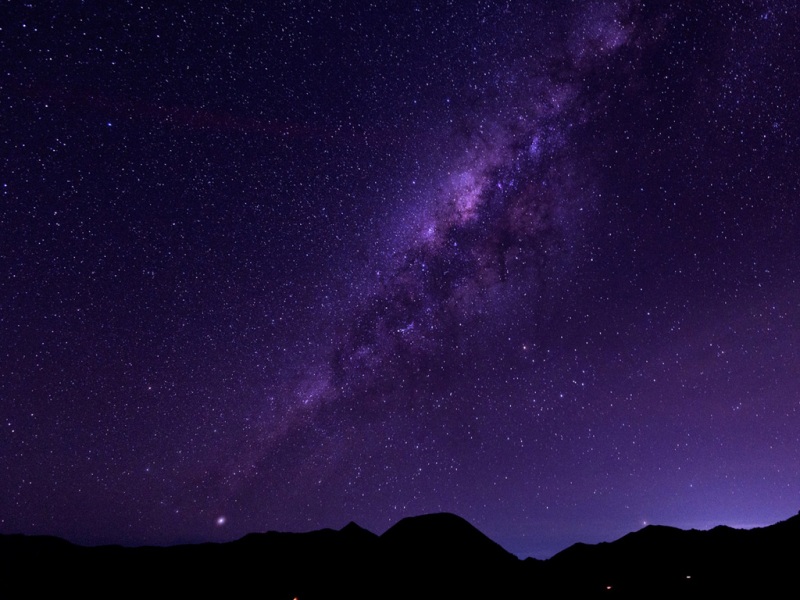 这款银河山间夜景壁纸 适配多款电脑屏幕尺寸