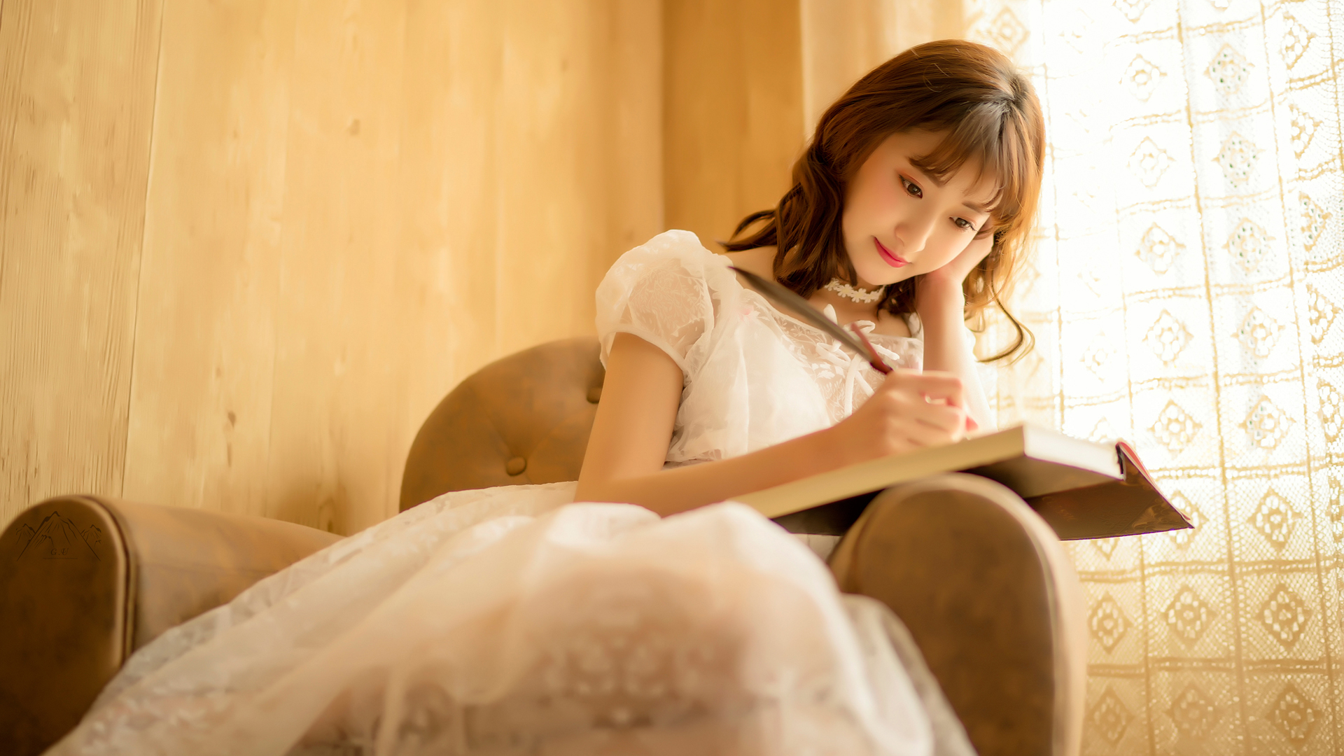 认真写字的清纯女孩高清电脑壁纸分享