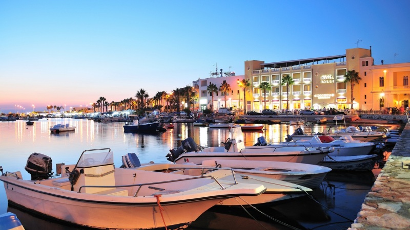 意大利海湾夜景壁纸：游艇帆船配棕榈酒店的治愈画面