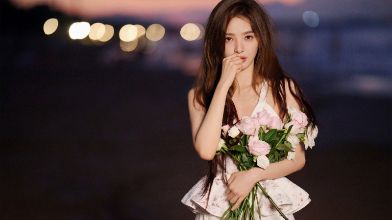 章若楠搭配粉玫瑰的高清电脑壁纸来了