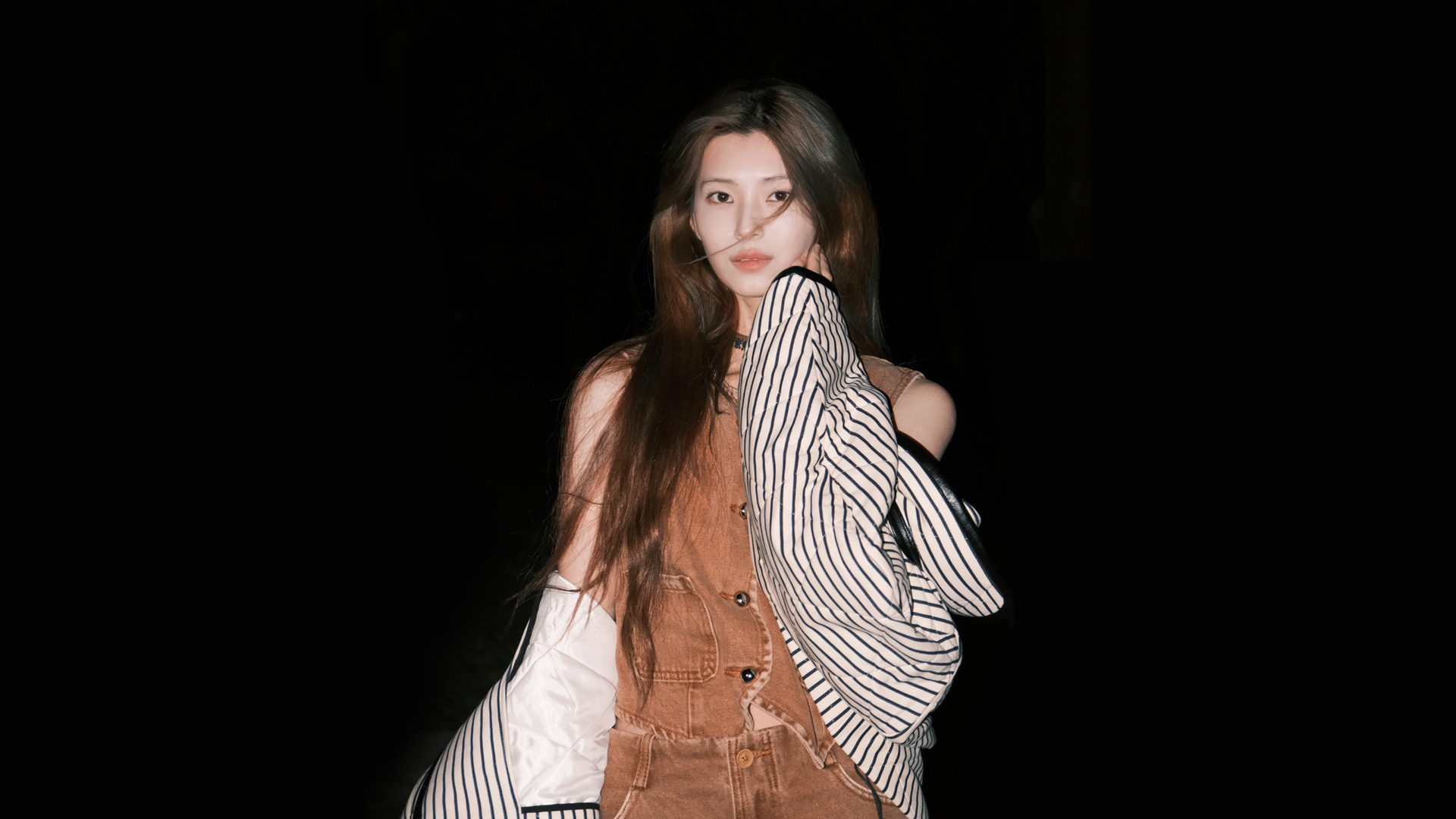 钟晨瑶黑色背景电脑壁纸 多款高清尺寸可选