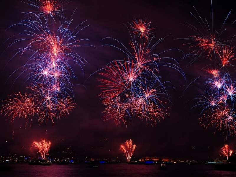 都市夜景烟花电脑桌面壁纸推荐
