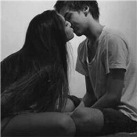 18组霸气接吻情侣头像 一对两张超甜恩爱款