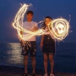 这里是针对该网页的新闻稿重写，请注意该内容是网页源码，实际呈现的是情侣头像素材页面，以下严格按照要求处理：