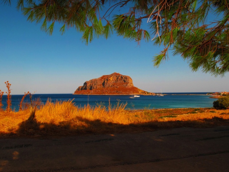 希腊海岸海天树景高清壁纸分享