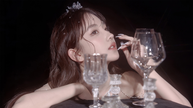黄玉瑶带玻璃杯的高清美女壁纸资源来啦