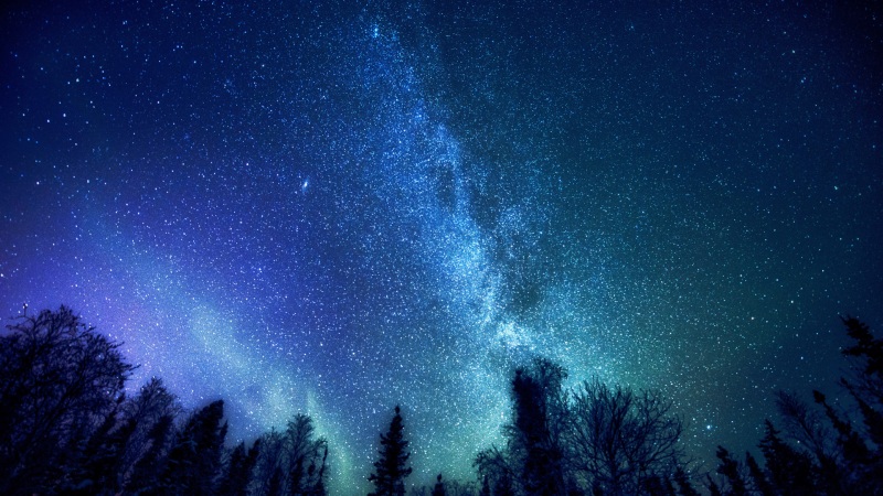 森林与银河星空的2K电脑壁纸 氛围感拉满