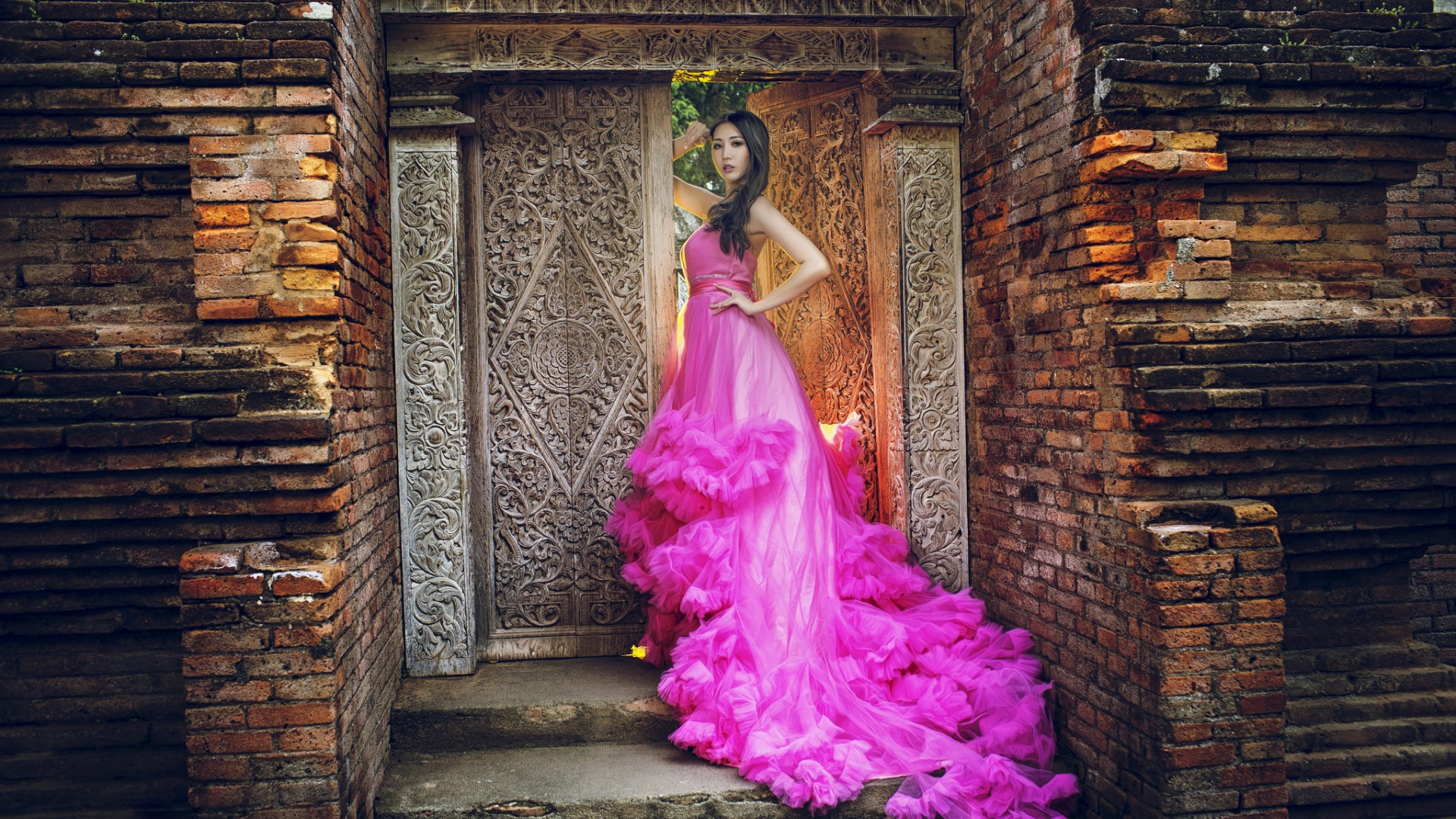 穿粉色婚纱的女孩配石门 这款婚纱摄影壁纸太绝了