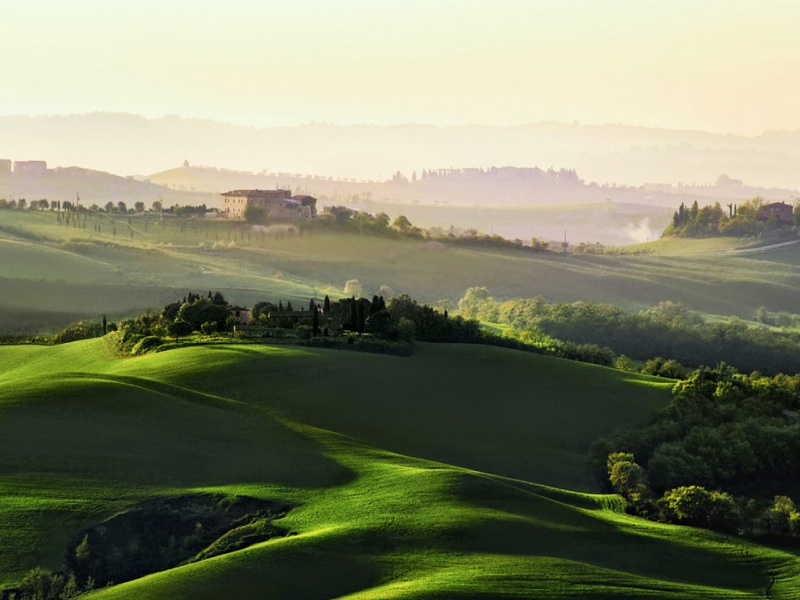 山丘田野木屋绿草地 这套电脑壁纸氛围感拉满