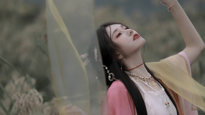 古风仰头古装美女高清壁纸 多款分辨率可选