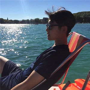 这里的内容是一个头像网站的页面代码，包含大量网站框架、脚本和冗余信息，核心有效内容是提供12张高清真人单人情侣头像素材。按照要求重写如下：