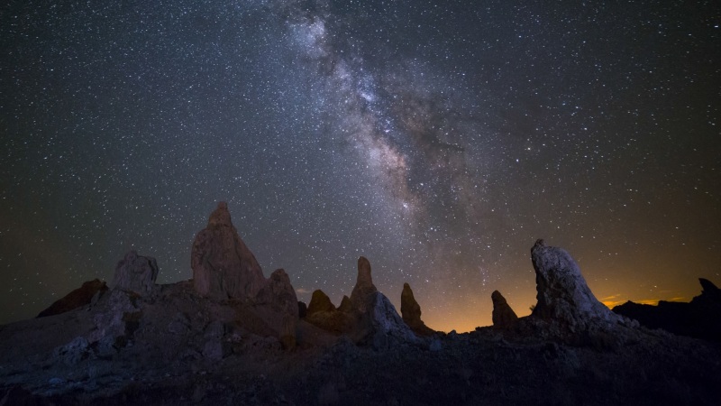 夜晚银河系恒星风景电脑桌面壁纸来啦