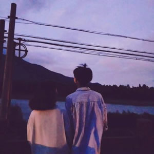 12组双人牵手背影情侣头像 一对两张高清图