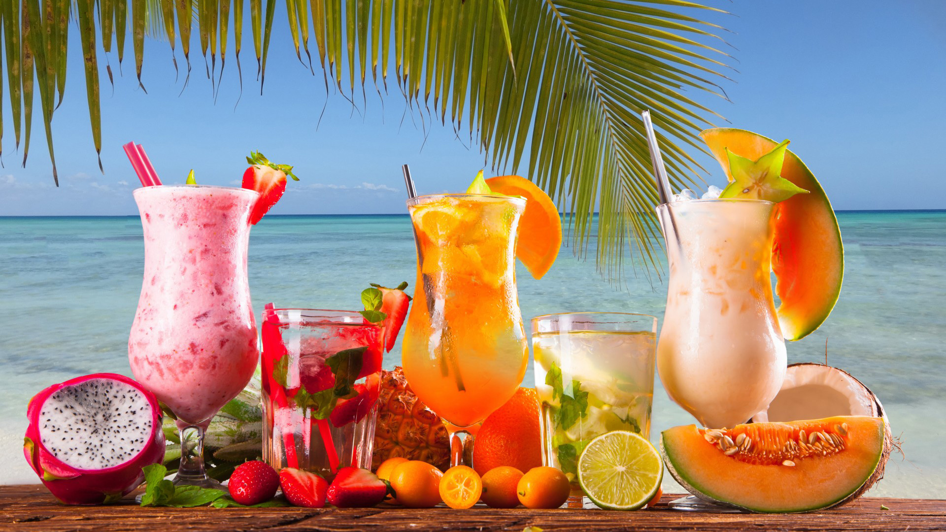 夏日海边棕榈树鸡尾酒风景壁纸推荐