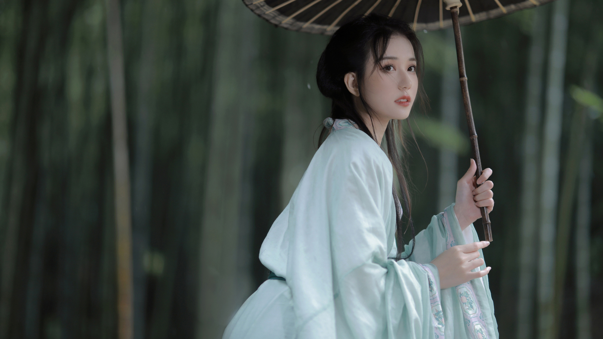 仙气飘飘的古装油纸伞美女壁纸 高清免费下载