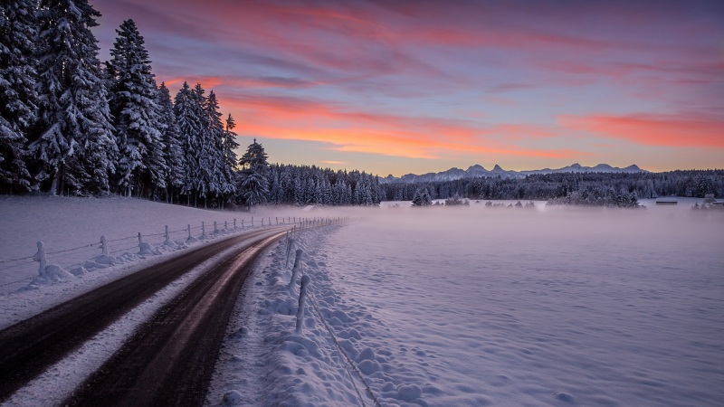 冬日林中路日落雪景 电脑动漫壁纸分享