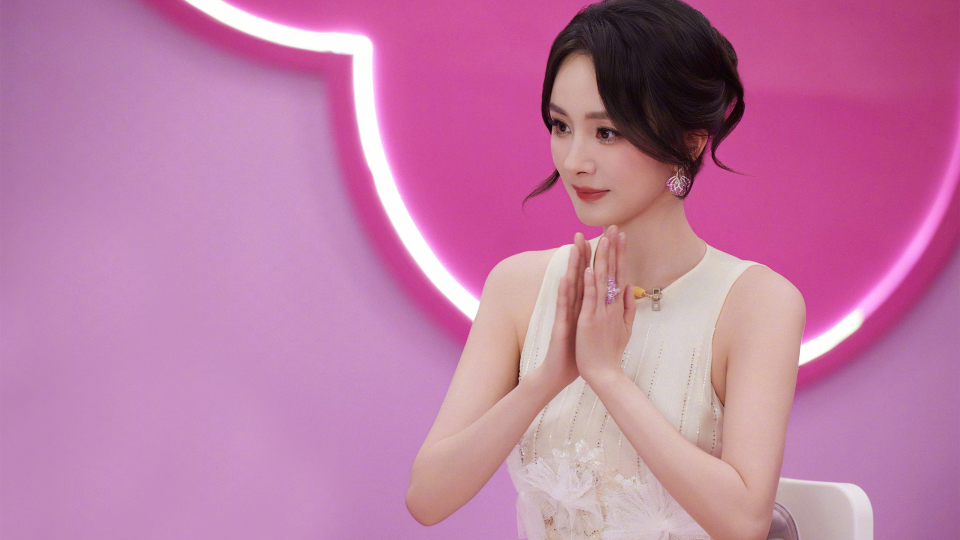 杨幂双手击掌造型！这款高清电脑壁纸值得收藏