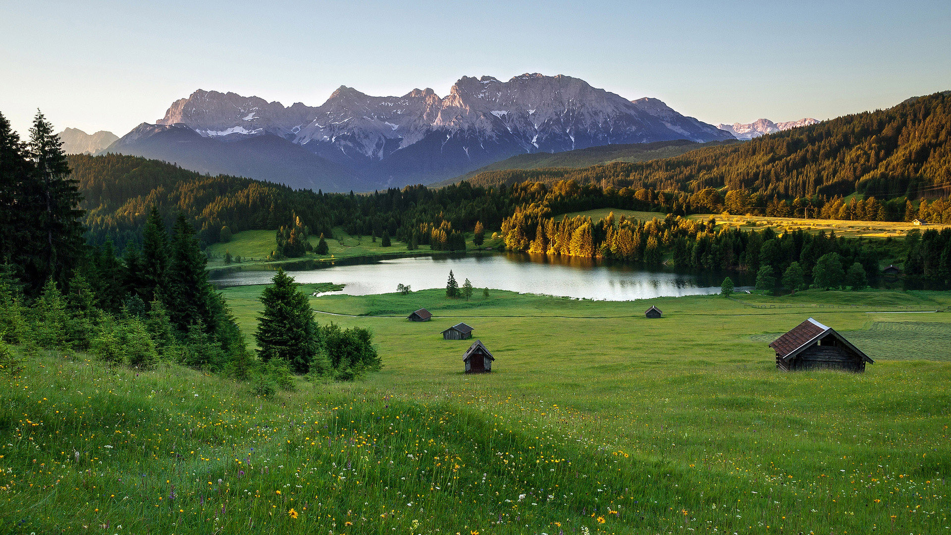 夏日山间湖景小木屋壁纸