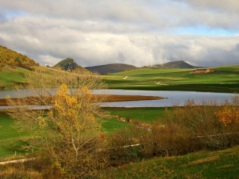 带天空云山湖草原的电脑桌面风景壁纸