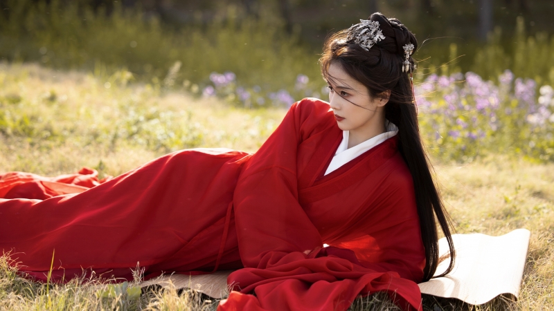 红色古风造型白鹿户外侧躺 多款高清电脑壁纸可选