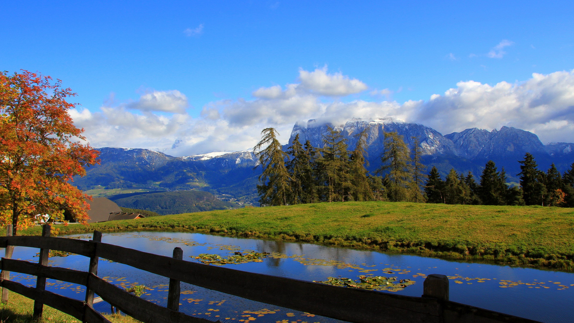 秋日静谧氛围感！这款带围栏的天空宽屏壁纸太适合当桌面了