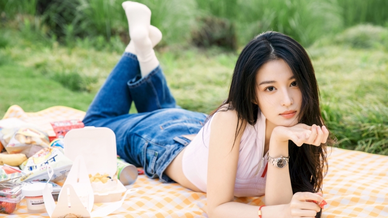 户外野餐穿搭王楚然牛仔裤壁纸 高清版分享