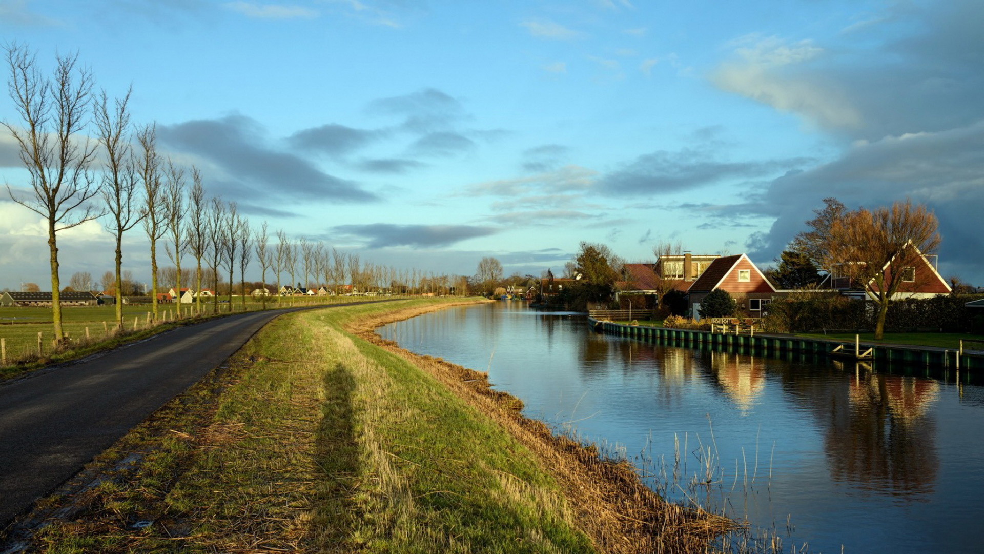田园乡村电脑壁纸！公路小河农房组成治愈系桌面背景