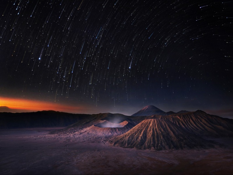 深夜山巅星空流星 这套电脑动漫壁纸太绝了