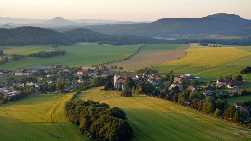这款藏着天空山丘的电脑壁纸太治愈了