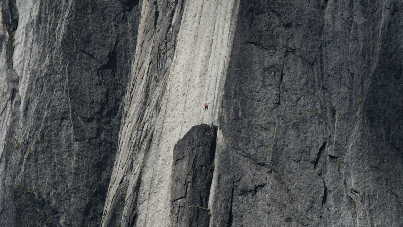 Windows10岩石攀岩主题电脑桌面壁纸推荐