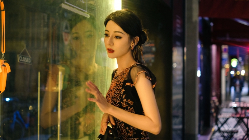 迪丽热巴 玻璃窗 美女电脑桌面高清壁纸推荐