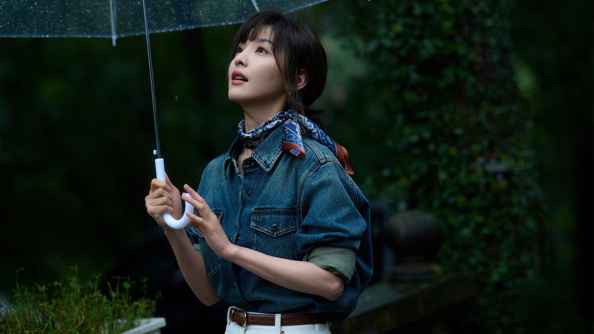 章若楠牛仔衣撑伞造型高清美女壁纸上线