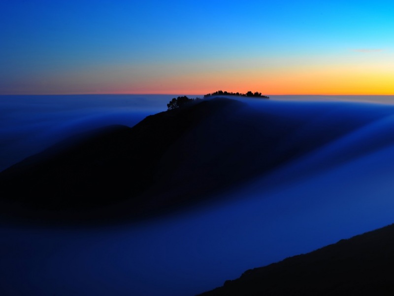 早上山间晨雾氛围感电脑壁纸