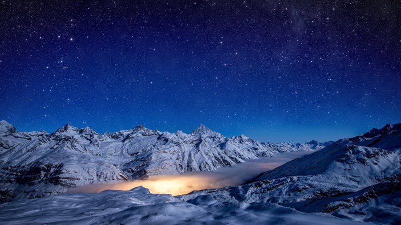 瑞士阿尔卑斯山冬日夜空星云 高清电脑桌面壁纸