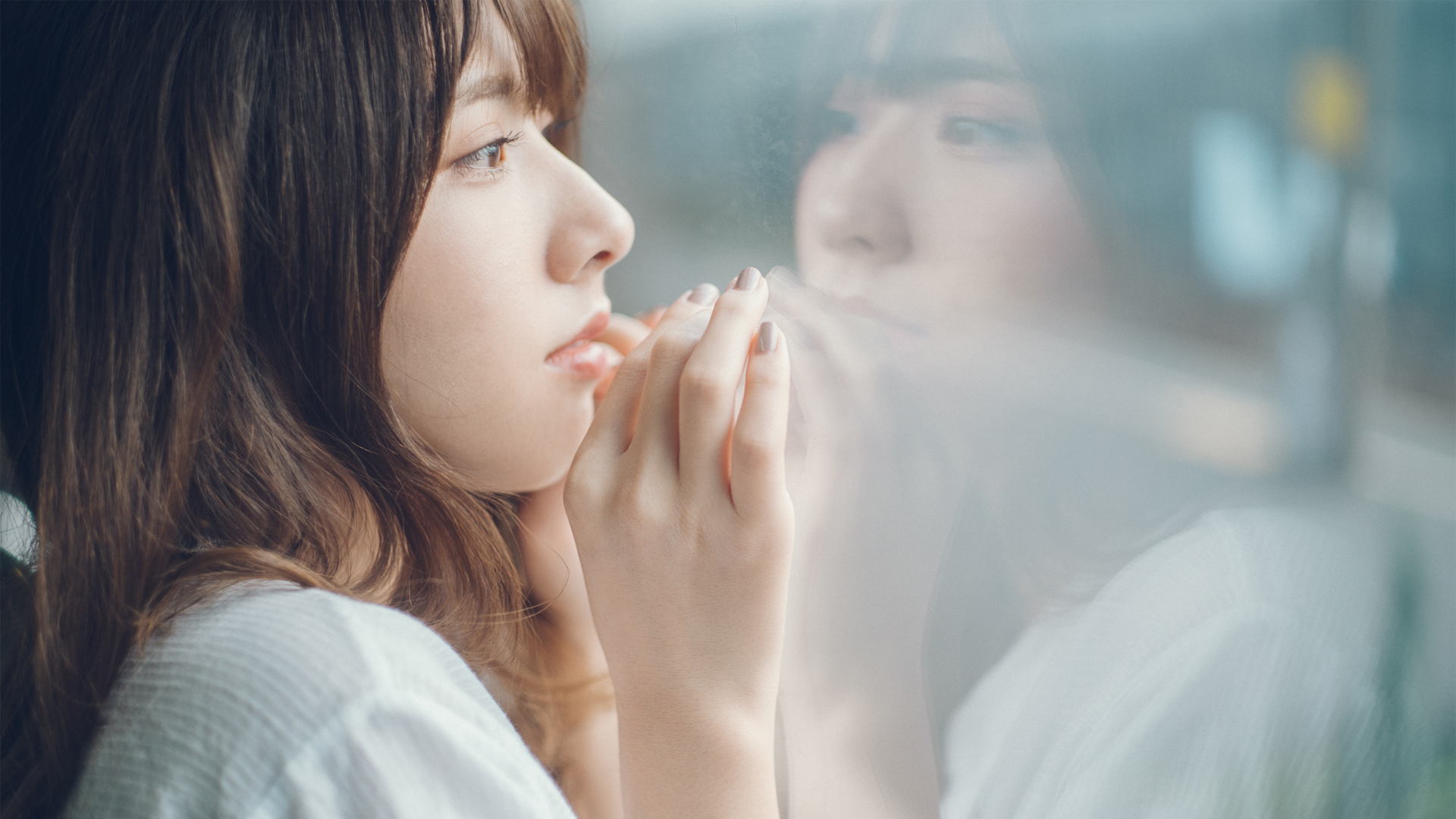 玻璃窗前氛围感美女高清壁纸下载指南