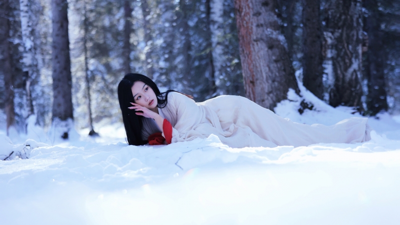 冬季雪地汉服美女电脑桌面高清壁纸来了