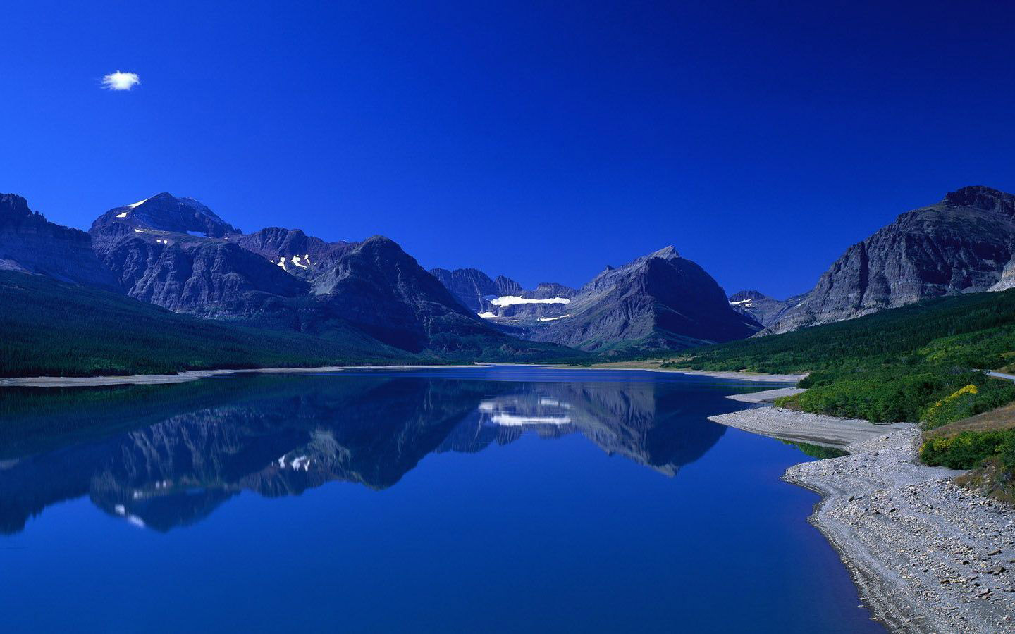 深蓝色湖水高清电脑壁纸分享