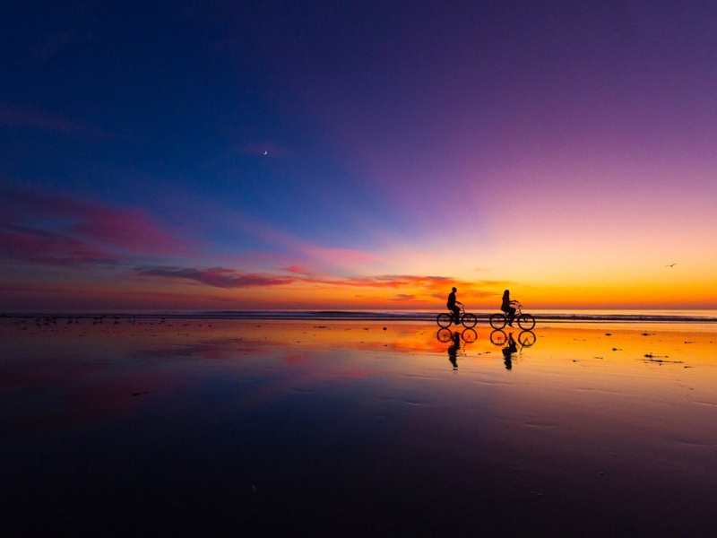 日落海滩情侣单车壁纸！浪漫氛围感拉满的电脑桌面图