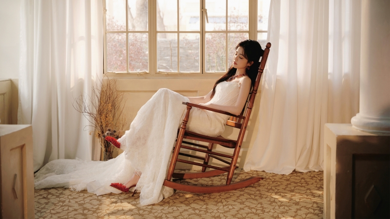 白鹿穿白长裙居家氛围感壁纸上新