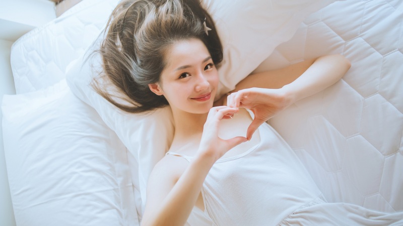 清纯可爱妮妮比爱心！这款2K电脑壁纸太戳人了