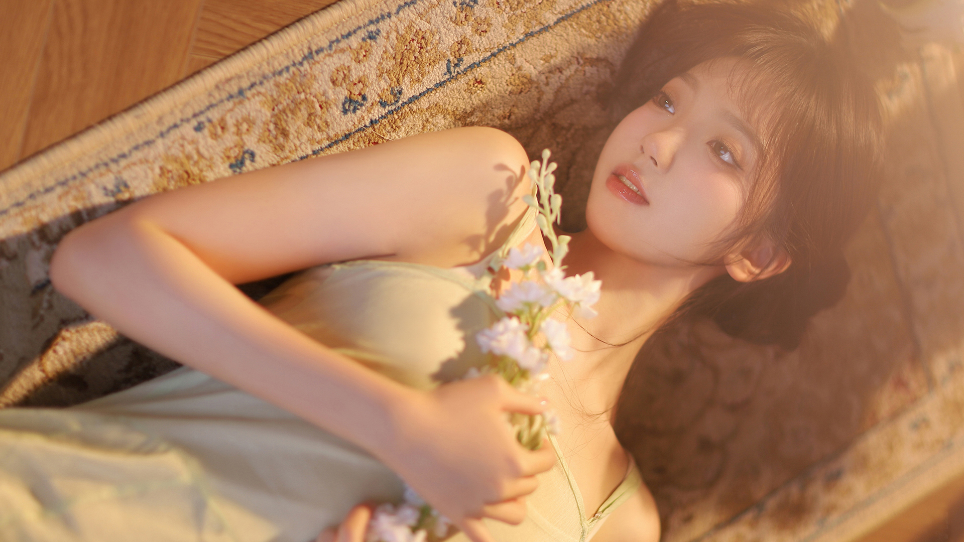 这套带鲜花木屋的美女电脑壁纸，适配多款主流显示器尺寸